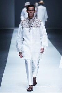 Itang Yunasz Kalimantan Jakarta Fashion Week 2016 at Senayan City. Jakarta. [Foto: Mohammad Abduh/Wolipop]