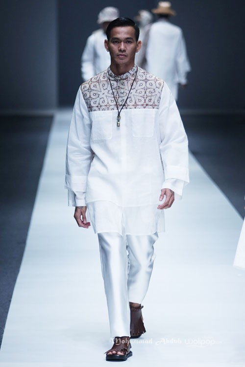 Itang Yunasz Kalimantan Jakarta Fashion Week 2016 at Senayan City. Jakarta. [Foto: Mohammad Abduh/Wolipop]