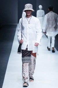 Itang Yunasz Kalimantan Jakarta Fashion Week 2016 at Senayan City. Jakarta. [Foto: Mohammad Abduh/Wolipop]