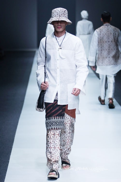 Itang Yunasz Kalimantan Jakarta Fashion Week 2016 at Senayan City. Jakarta. [Foto: Mohammad Abduh/Wolipop]