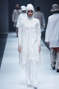 Itang Yunasz Kalimantan Jakarta Fashion Week 2016 at Senayan City. Jakarta. [Foto: Mohammad Abduh/Wolipop]