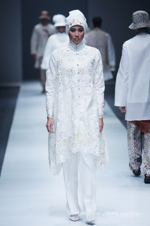 Itang Yunasz Kalimantan Jakarta Fashion Week 2016 at Senayan City. Jakarta. [Foto: Mohammad Abduh/Wolipop]