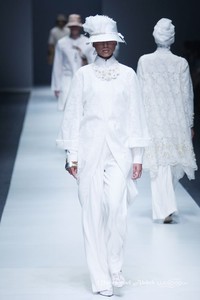 Itang Yunasz Kalimantan Jakarta Fashion Week 2016 at Senayan City. Jakarta. [Foto: Mohammad Abduh/Wolipop]