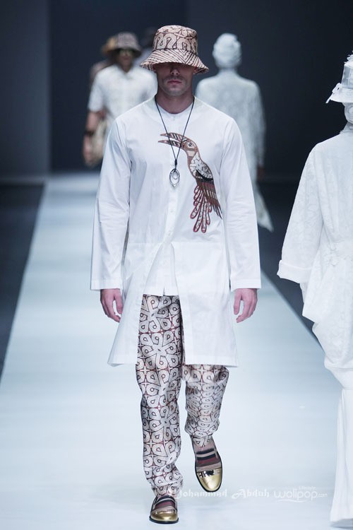 Itang Yunasz Kalimantan Jakarta Fashion Week 2016 at Senayan City. Jakarta. [Foto: Mohammad Abduh/Wolipop]