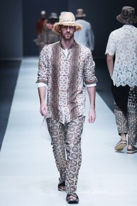 Itang Yunasz Kalimantan Jakarta Fashion Week 2016 at Senayan City. Jakarta. [Foto: Mohammad Abduh/Wolipop]