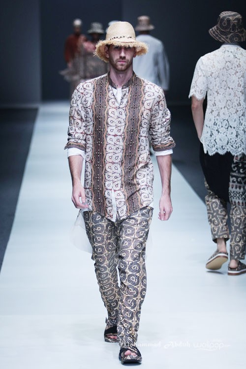 Itang Yunasz Kalimantan Jakarta Fashion Week 2016 at Senayan City. Jakarta. [Foto: Mohammad Abduh/Wolipop]