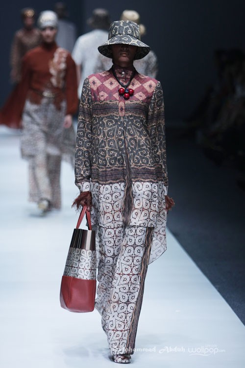 Itang Yunasz Kalimantan Jakarta Fashion Week 2016 at Senayan City. Jakarta. [Foto: Mohammad Abduh/Wolipop]