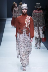 Itang Yunasz Kalimantan Jakarta Fashion Week 2016 at Senayan City. Jakarta. [Foto: Mohammad Abduh/Wolipop]