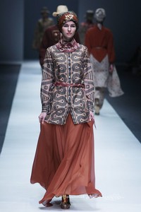 Itang Yunasz Kalimantan Jakarta Fashion Week 2016 at Senayan City. Jakarta. [Foto: Mohammad Abduh/Wolipop]