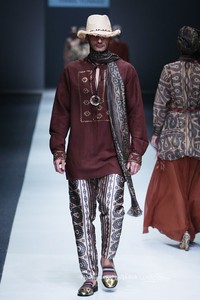 Itang Yunasz Kalimantan Jakarta Fashion Week 2016 at Senayan City. Jakarta. [Foto: Mohammad Abduh/Wolipop]