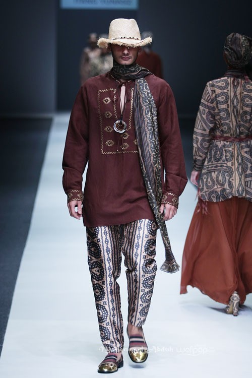 Itang Yunasz Kalimantan Jakarta Fashion Week 2016 at Senayan City. Jakarta. [Foto: Mohammad Abduh/Wolipop]