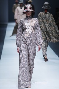 Itang Yunasz Kalimantan Jakarta Fashion Week 2016 at Senayan City. Jakarta. [Foto: Mohammad Abduh/Wolipop]