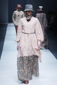 Itang Yunasz Kalimantan Jakarta Fashion Week 2016 at Senayan City. Jakarta. [Foto: Mohammad Abduh/Wolipop]