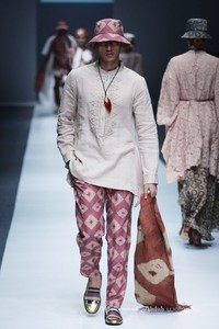 Itang Yunasz Kalimantan Jakarta Fashion Week 2016 at Senayan City. Jakarta. [Foto: Mohammad Abduh/Wolipop]