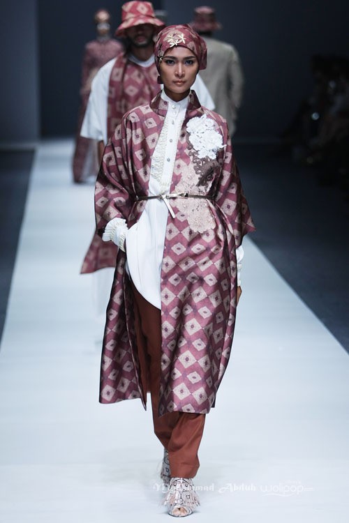 Itang Yunasz Kalimantan Jakarta Fashion Week 2016 at Senayan City. Jakarta. [Foto: Mohammad Abduh/Wolipop]