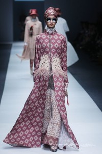 Itang Yunasz Kalimantan Jakarta Fashion Week 2016 at Senayan City. Jakarta. [Foto: Mohammad Abduh/Wolipop]