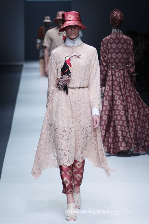 Itang Yunasz Kalimantan Jakarta Fashion Week 2016 at Senayan City. Jakarta. [Foto: Mohammad Abduh/Wolipop]