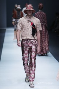 Itang Yunasz Kalimantan Jakarta Fashion Week 2016 at Senayan City. Jakarta. [Foto: Mohammad Abduh/Wolipop]