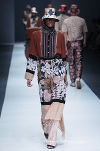 Itang Yunasz Kalimantan Jakarta Fashion Week 2016 at Senayan City. Jakarta. [Foto: Mohammad Abduh/Wolipop]