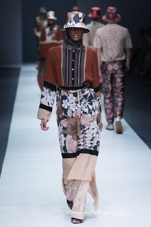 Itang Yunasz Kalimantan Jakarta Fashion Week 2016 at Senayan City. Jakarta. [Foto: Mohammad Abduh/Wolipop]