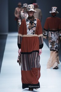 Itang Yunasz Kalimantan Jakarta Fashion Week 2016 at Senayan City. Jakarta. [Foto: Mohammad Abduh/Wolipop]