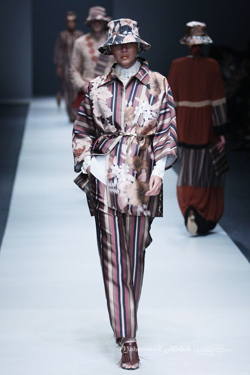 Itang Yunasz Kalimantan Jakarta Fashion Week 2016 at Senayan City. Jakarta. [Foto: Mohammad Abduh/Wolipop]