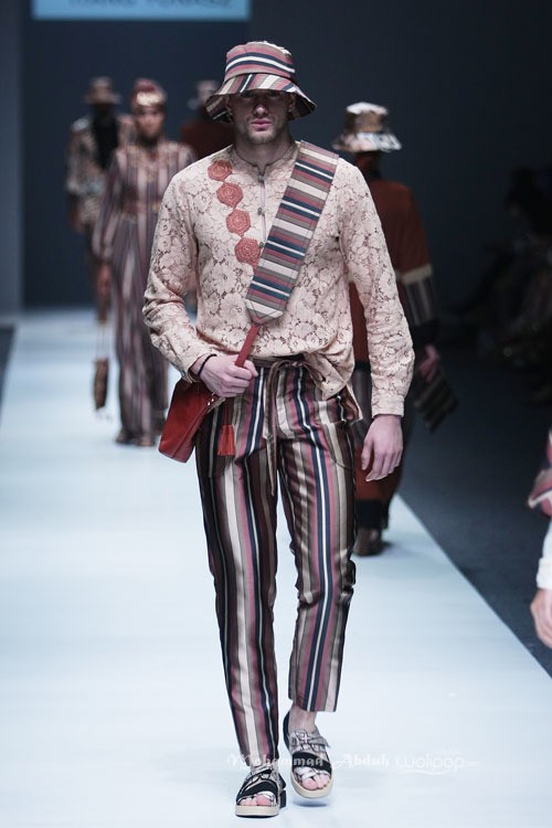 Itang Yunasz Kalimantan Jakarta Fashion Week 2016 at Senayan City. Jakarta. [Foto: Mohammad Abduh/Wolipop]