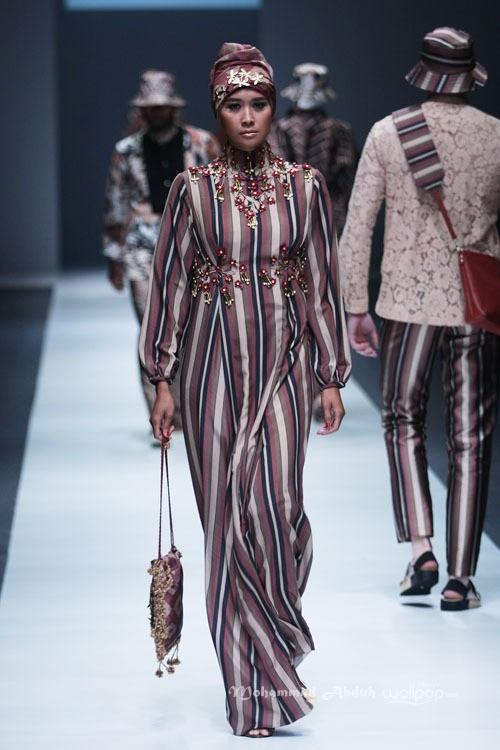 Itang Yunasz Kalimantan Jakarta Fashion Week 2016 at Senayan City. Jakarta. [Foto: Mohammad Abduh/Wolipop]