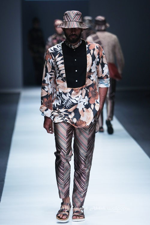 Itang Yunasz Kalimantan Jakarta Fashion Week 2016 at Senayan City. Jakarta. [Foto: Mohammad Abduh/Wolipop]