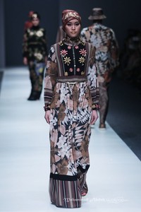 Itang Yunasz Kalimantan Jakarta Fashion Week 2016 at Senayan City. Jakarta. [Foto: Mohammad Abduh/Wolipop]