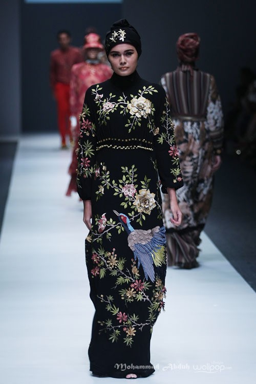 Itang Yunasz Kalimantan Jakarta Fashion Week 2016 at Senayan City. Jakarta. [Foto: Mohammad Abduh/Wolipop]