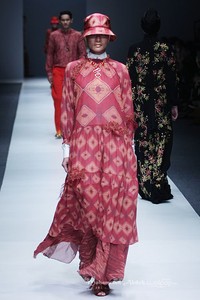 Itang Yunasz Kalimantan Jakarta Fashion Week 2016 at Senayan City. Jakarta. [Foto: Mohammad Abduh/Wolipop]