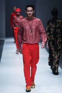 Itang Yunasz Kalimantan Jakarta Fashion Week 2016 at Senayan City. Jakarta. [Foto: Mohammad Abduh/Wolipop]