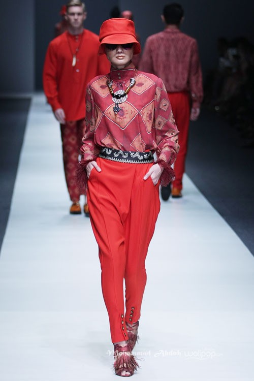 Itang Yunasz Kalimantan Jakarta Fashion Week 2016 at Senayan City. Jakarta. [Foto: Mohammad Abduh/Wolipop]