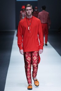 Itang Yunasz Kalimantan Jakarta Fashion Week 2016 at Senayan City. Jakarta. [Foto: Mohammad Abduh/Wolipop]