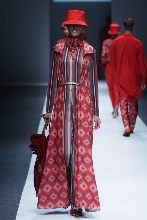 Itang Yunasz Kalimantan Jakarta Fashion Week 2016 at Senayan City. Jakarta. [Foto: Mohammad Abduh/Wolipop]