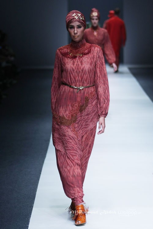 Itang Yunasz Kalimantan Jakarta Fashion Week 2016 at Senayan City. Jakarta. [Foto: Mohammad Abduh/Wolipop]