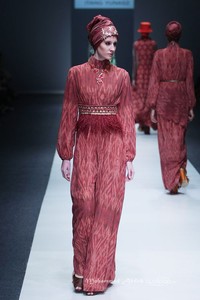 Itang Yunasz Kalimantan Jakarta Fashion Week 2016 at Senayan City. Jakarta. [Foto: Mohammad Abduh/Wolipop]