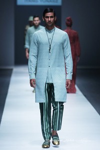 Itang Yunasz Kalimantan Jakarta Fashion Week 2016 at Senayan City. Jakarta. [Foto: Mohammad Abduh/Wolipop]