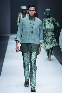 Itang Yunasz Kalimantan Jakarta Fashion Week 2016 at Senayan City. Jakarta. [Foto: Mohammad Abduh/Wolipop]