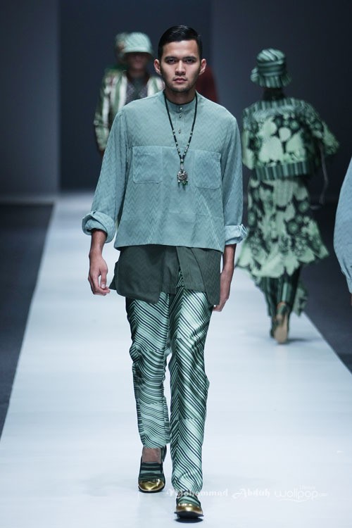 Itang Yunasz Kalimantan Jakarta Fashion Week 2016 at Senayan City. Jakarta. [Foto: Mohammad Abduh/Wolipop]