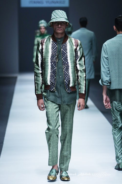 Itang Yunasz Kalimantan Jakarta Fashion Week 2016 at Senayan City. Jakarta. [Foto: Mohammad Abduh/Wolipop]