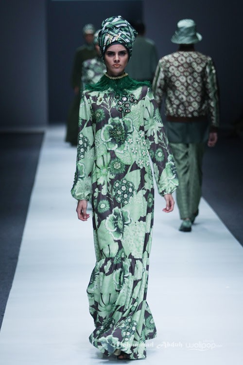 Itang Yunasz Kalimantan Jakarta Fashion Week 2016 at Senayan City. Jakarta. [Foto: Mohammad Abduh/Wolipop]