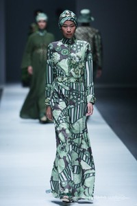 Itang Yunasz Kalimantan Jakarta Fashion Week 2016 at Senayan City. Jakarta. [Foto: Mohammad Abduh/Wolipop]