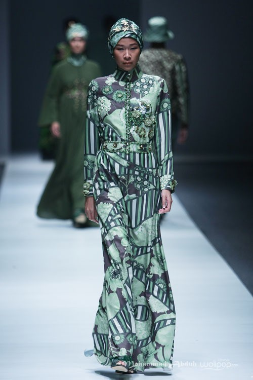 Itang Yunasz Kalimantan Jakarta Fashion Week 2016 at Senayan City. Jakarta. [Foto: Mohammad Abduh/Wolipop]