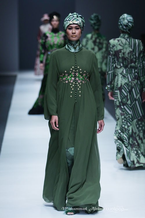 Itang Yunasz Kalimantan Jakarta Fashion Week 2016 at Senayan City. Jakarta. [Foto: Mohammad Abduh/Wolipop]