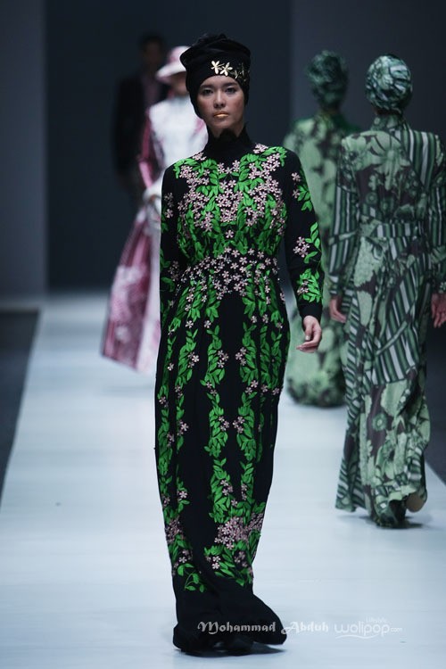 Itang Yunasz Kalimantan Jakarta Fashion Week 2016 at Senayan City. Jakarta. [Foto: Mohammad Abduh/Wolipop]