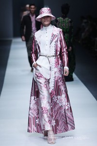 Itang Yunasz Kalimantan Jakarta Fashion Week 2016 at Senayan City. Jakarta. [Foto: Mohammad Abduh/Wolipop]