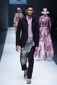 Itang Yunasz Kalimantan Jakarta Fashion Week 2016 at Senayan City. Jakarta. [Foto: Mohammad Abduh/Wolipop]