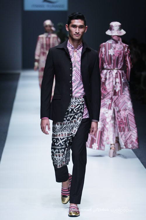 Itang Yunasz Kalimantan Jakarta Fashion Week 2016 at Senayan City. Jakarta. [Foto: Mohammad Abduh/Wolipop]